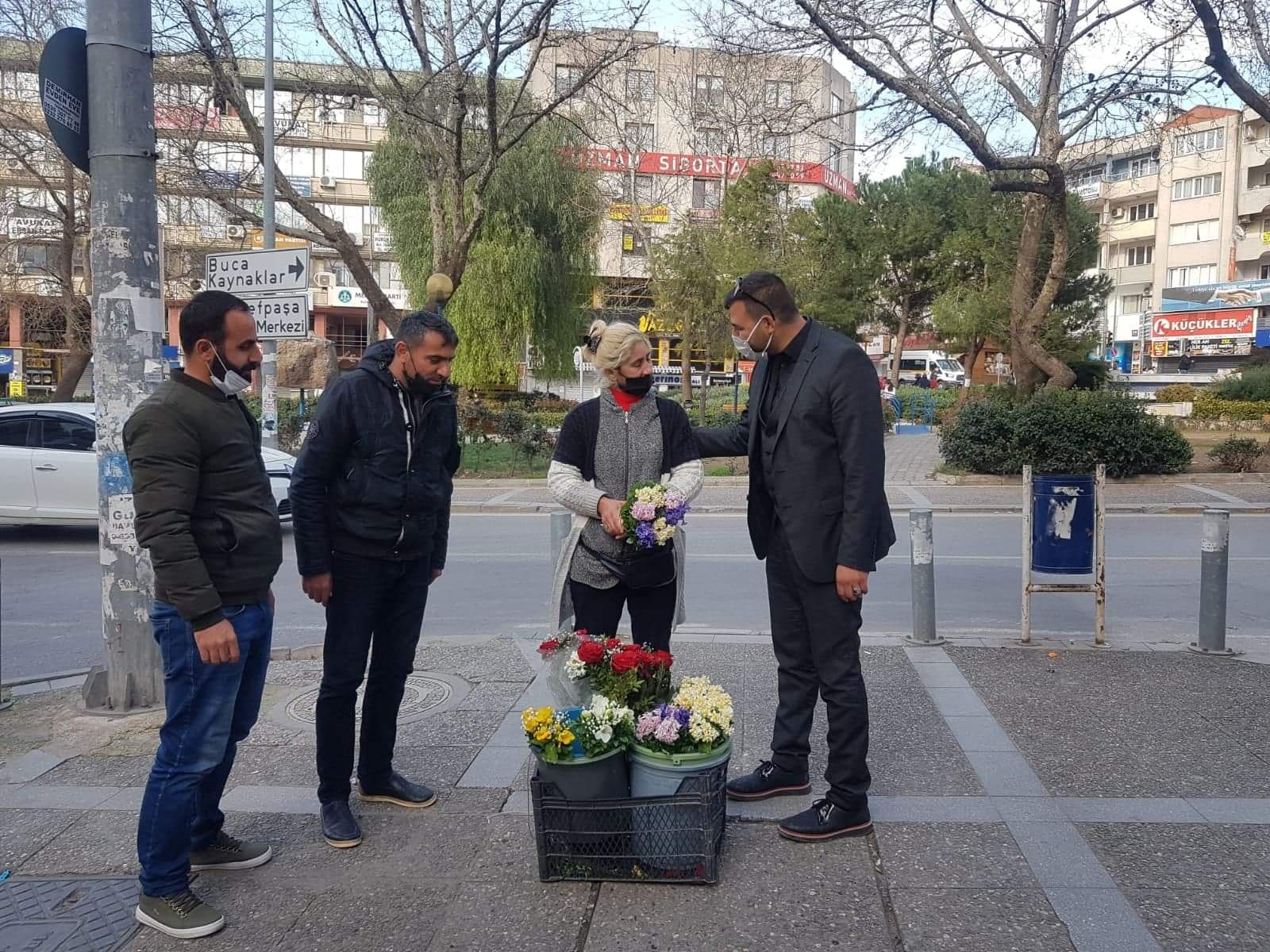 14 ŞUBAT SEVGİLİLER GÜNÜNDE İZMİR DE SEYYAR ÇİÇEKÇİLERİN YÜZÜ GÜLDÜ