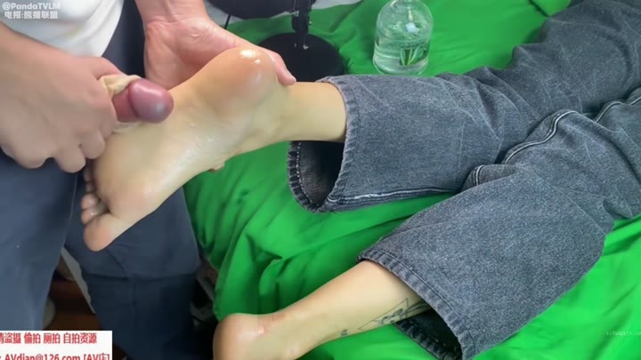 小妮 裸足 舔脚 隔帘足交 射脚