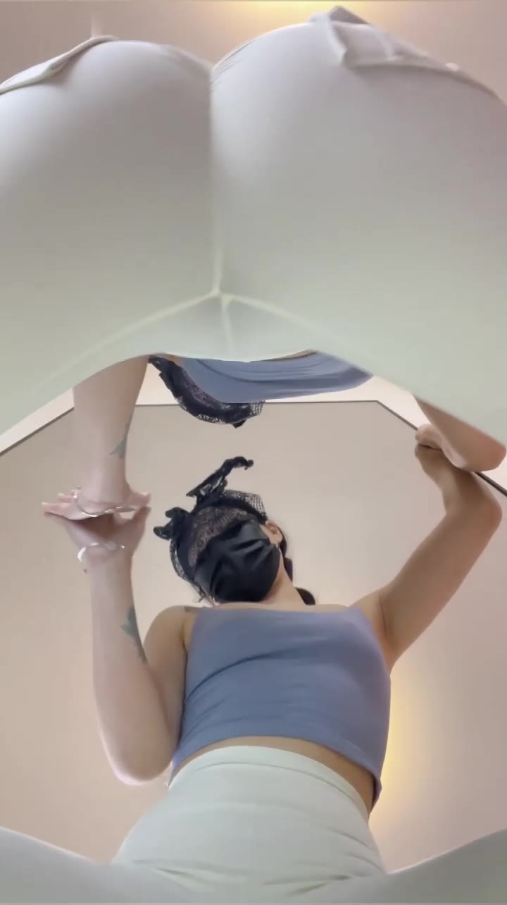 骚熟女优优白色瑜伽裤对镜假鸡巴自慰，双倍的快乐！