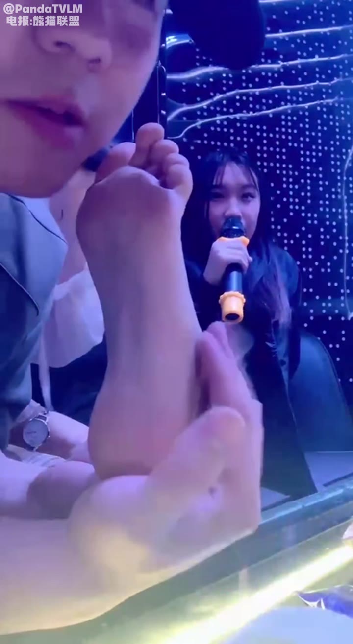 KTV里约多位妹子 舔鞋 舔脚 羡慕这哥们