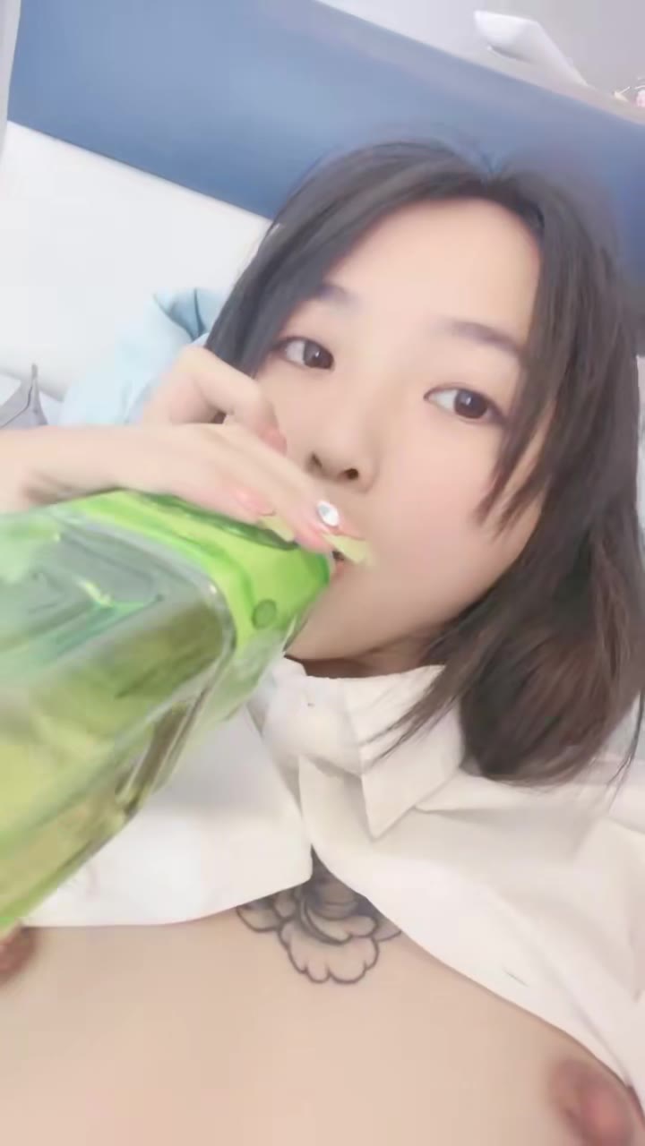 -三个00后嫩妹炮友没在女女互玩 场面很是淫乱 #直播