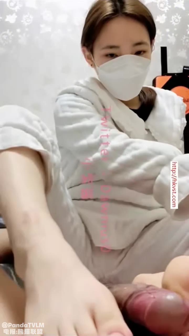 睡衣裸足足交