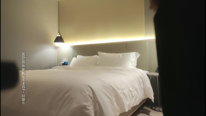 【#鸭哥探花】戴着黑色贝雷帽，酥胸很挺的网红脸美女，被猛男鸭哥各种姿势狠狠输出，套子都干碎了好几个，太难了！