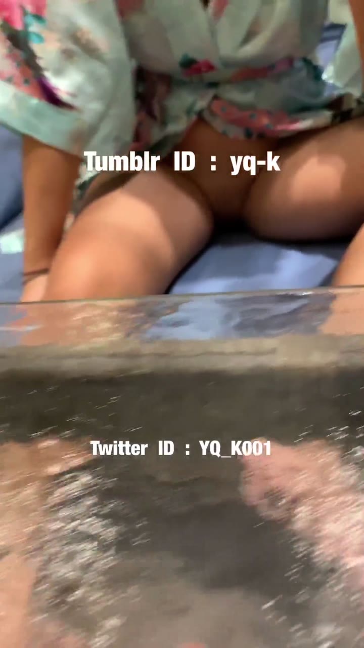 YQK全系列。汗蒸房下体露出，被几个路过的大哥看到了 #YQK #淫妻绿帽 #露出 #国产精品