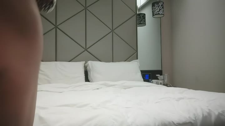 【#利哥探花】丰乳肥臀骚货，极品肥臀简直完美，休息一天更有劲了，伸进内裤摸逼，老公操我小骚逼