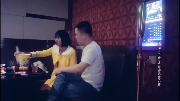 【#赵总寻花】ktv专场，叫了个黄衣短发小妹谈谈情唱唱歌，妹子喝的醉醺醺扒下丝袜就插入