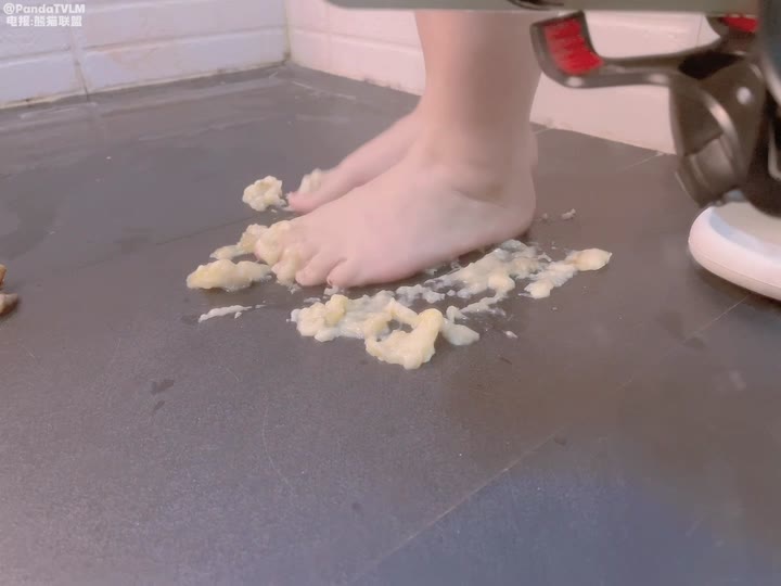 裸足踩香蕉