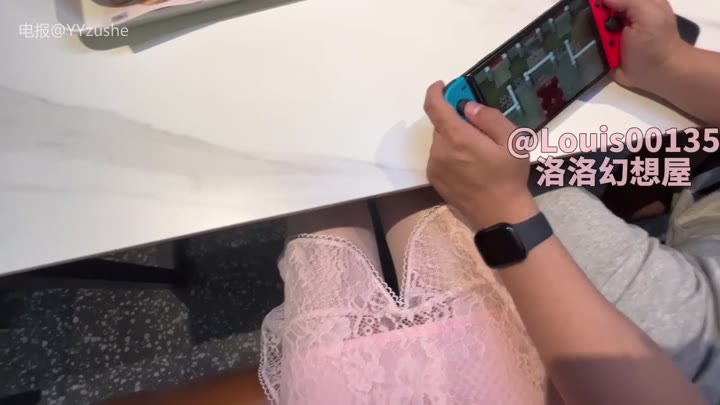 #白丝 #足交 #洛洛幻想屋 餐厅调戏落单的小哥哥