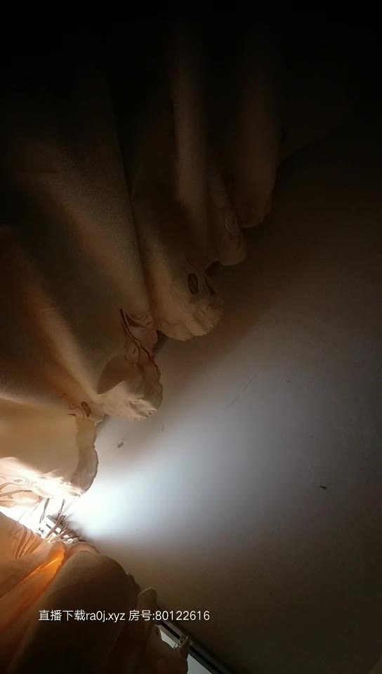 享受小妹子的大保健服务给我按兴起了谈好价格一边小屋开干，露脸奶子很正给我口活，被大鸡巴暴力抽插浪叫