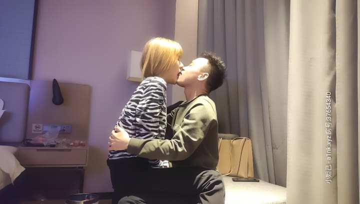 【#步宾探花】短发小美女，抬起屁股掰B特写，镜头前口交多姿势猛操