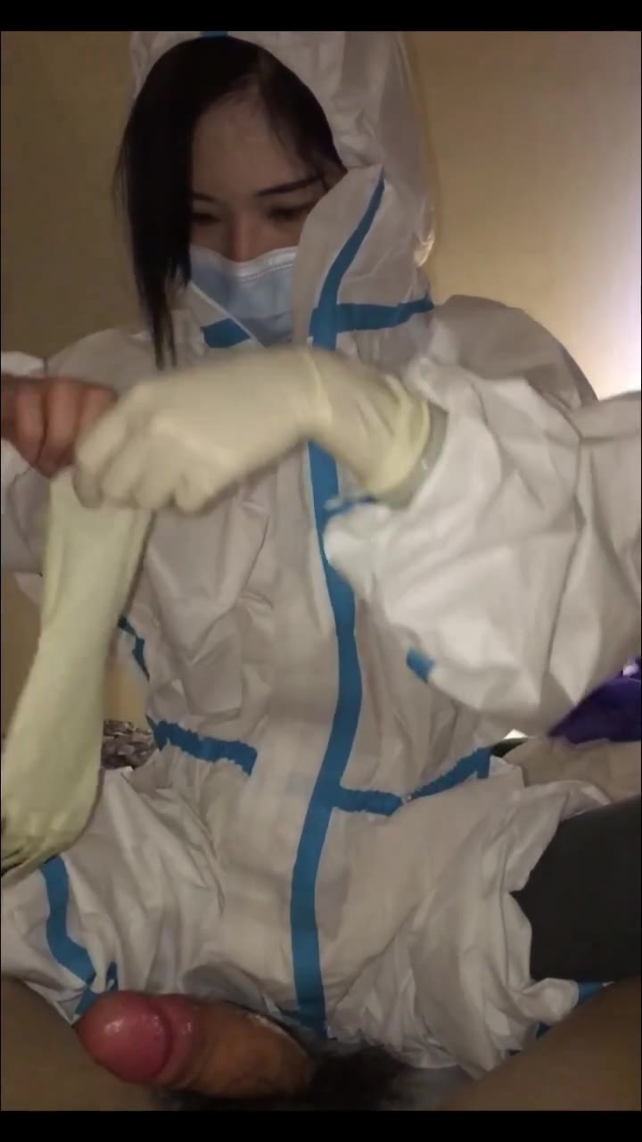 防疫服美女足交 玉足紧裹肉棒打飞机喷射