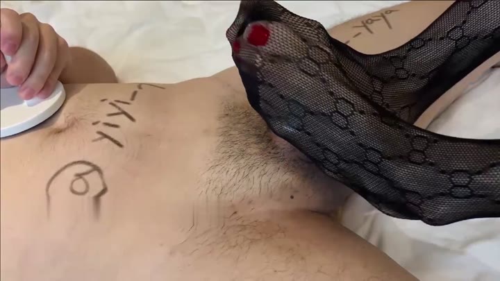 依依长腿骨感美足加上花纹黑丝网袜足交玩鸡巴吐奶-第三视角