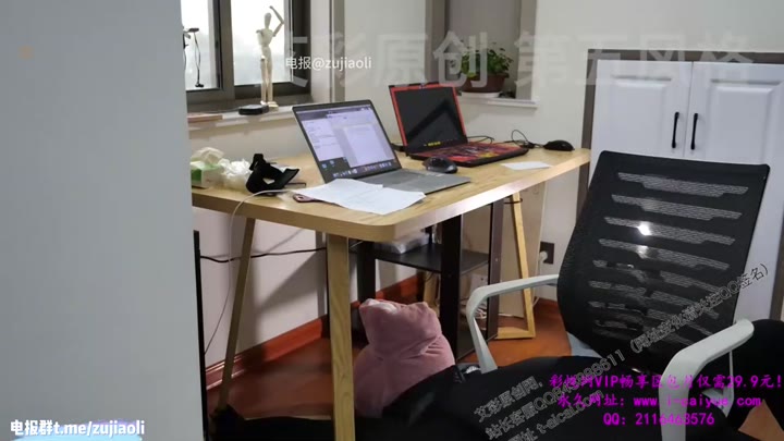 第五风格 上网中无意识舔脚