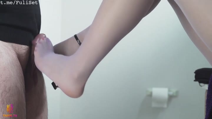 【巨乳母狗】淫荡女上司的惩罚 卫生间丝足调教男下属肉棒 精液射满玉足