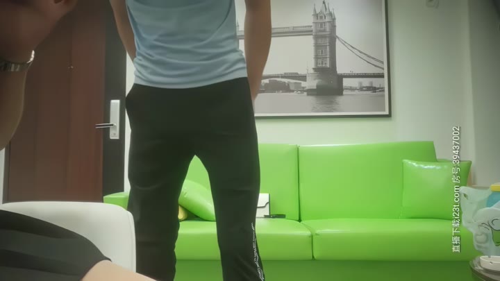 【#鸭哥探花】（第一炮）嘉宾鸭哥约了个两个妹子双飞，沙发上操近距离拍摄掰穴，上位骑乘大力猛操