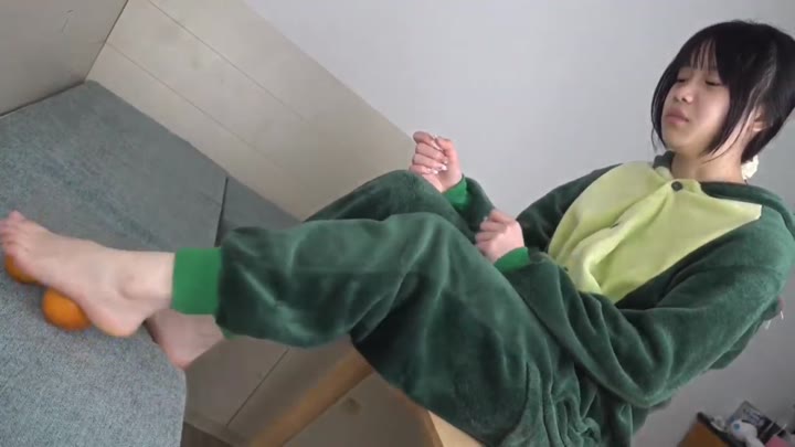中学生足模少女用裸足夹橘子🍊，脚底血色通红，好想被她夹住鸡鸡