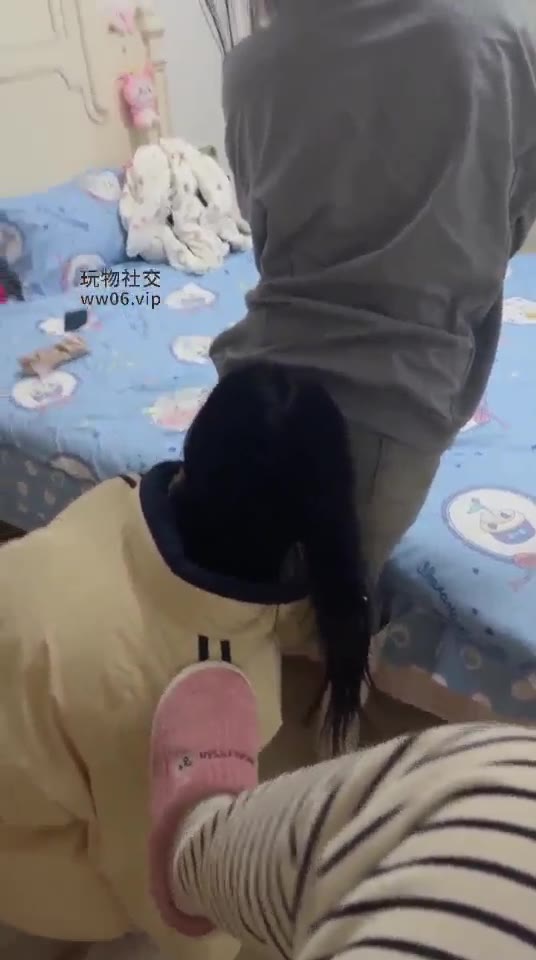 七七小主 两个女王玩一个母狗