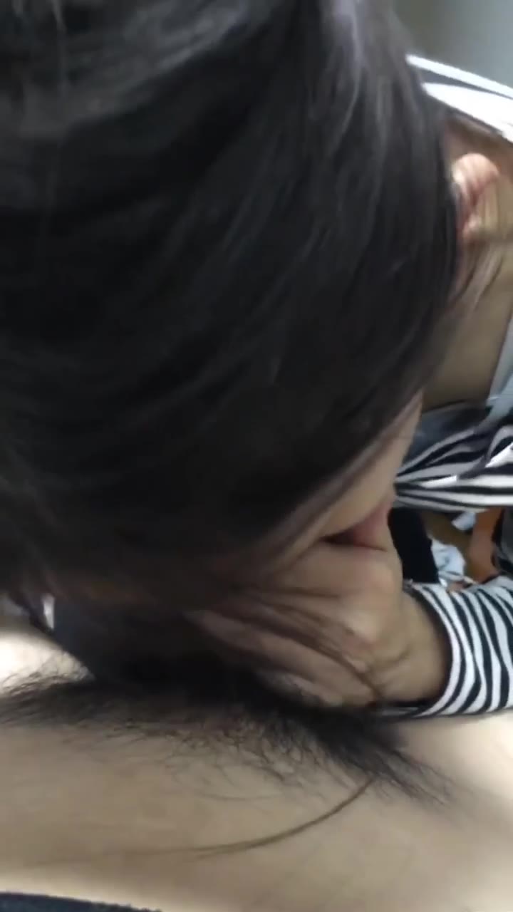 极品反差婊，清纯素颜的美女，对男友的大肉棒十分喜爱，技术一流非常娴熟，最后口爆吞精