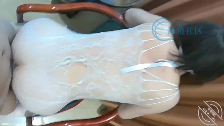 新年第一战！白色连体网袜！老友们知道我年前就买好了，小姨开始一直不愿意穿，只好过年给小姨安排了一个千把块的品牌包包，小姨才肯同意穿和拍摄，她说一开始我买面罩就是有目的，现在慢慢习惯后期拍摄就比较方便了。没有前奏，小姨换上战袍，在我面前搔首弄姿，瞬间精虫上脑直接开干，也憋了我10天，哪里受得了这视觉冲击，也不管有水没水直接就插进去，太美妙了！