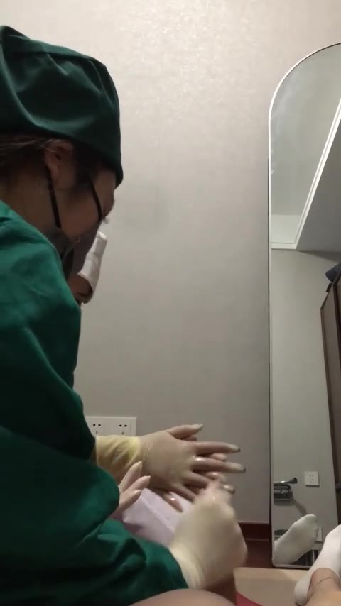 推特高颜值医生护士榨精，足交，丝足，帮你龟头喷射精，双女同时被搞了，最后男主摸最近的女的肉丝大腿
