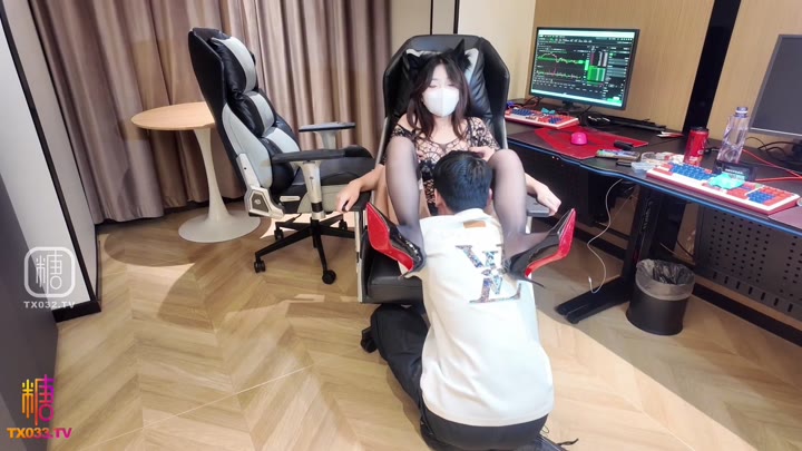 小姐姐为了买游戏装备情趣内衣黑丝高跟被金主玩穴打飞机足交！