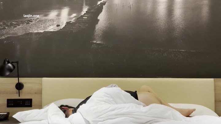 【#私房大神】知性美眼镜人妻，一直推脱，情绪极限拉扯，被强推爆肏征服后的反差