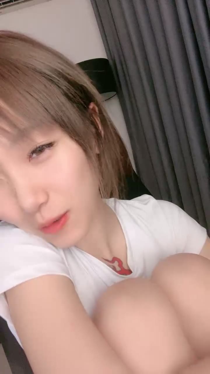 #直播 颜值短发美女！小尺度秀一下