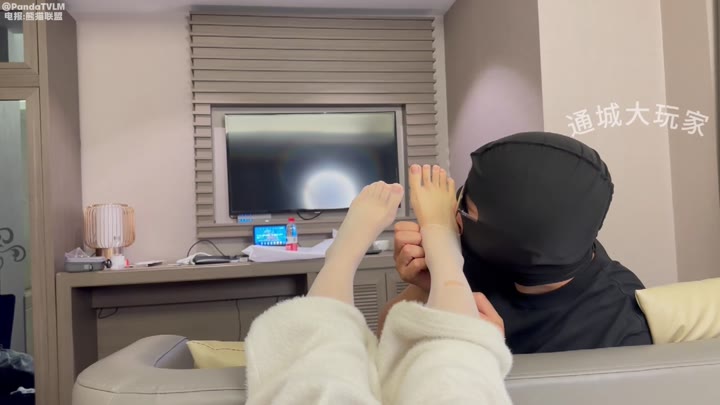 🤣品尝19岁南京素人模特35码超白嫩脚