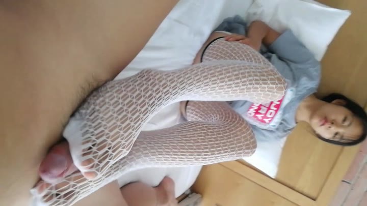 #小葵花jinx #足交 约个在读女大学妹子足交，妹子太听话了，直接让她口交颜射，爽翻了！