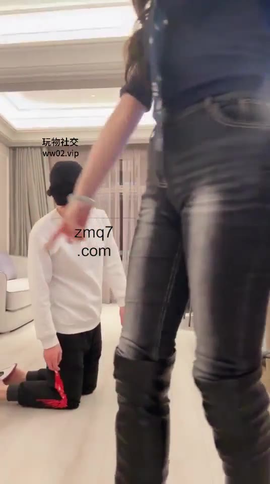 琪琪 被高跟皮靴踹得到处打滚