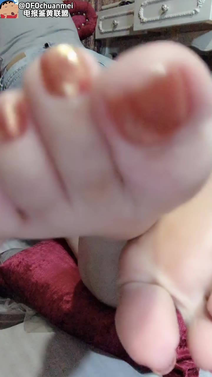 🙄 嫩妹牛仔短裤裸足 秀足 脚底板好白净