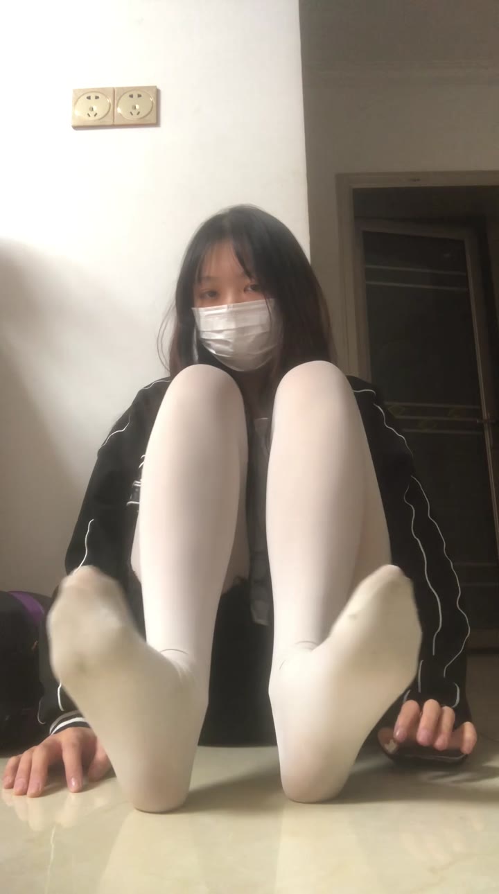 素人高中生白丝秀足挺好看的妹子