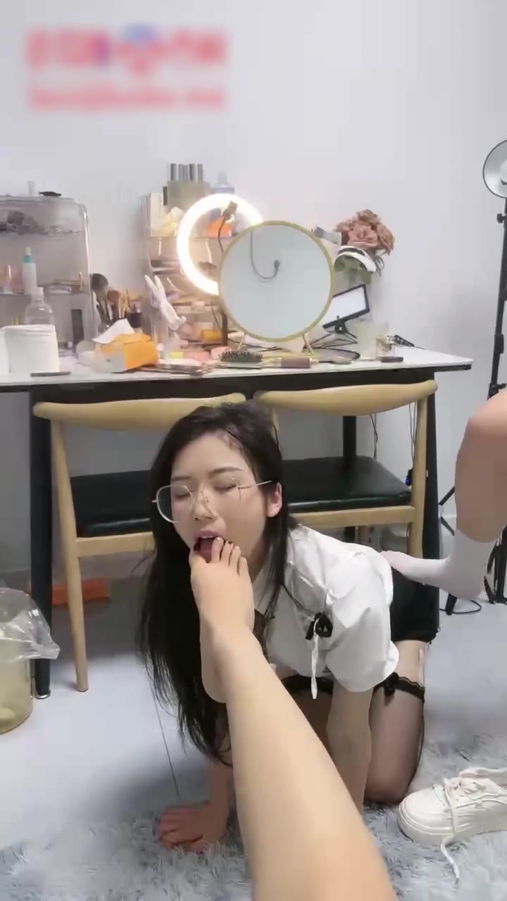 带闺蜜一起接受女主人调教，舔脚 添嫩穴喝主人的圣水 #女同