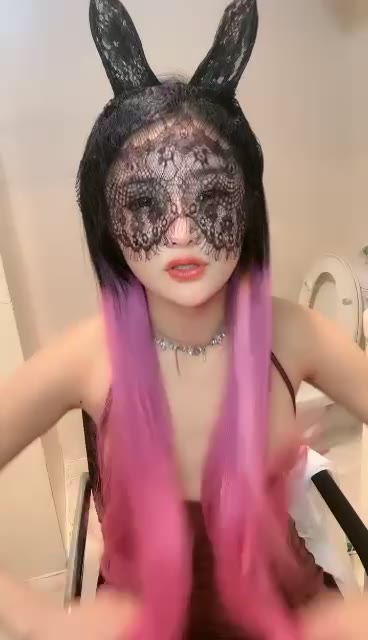 #直播 新下海漂亮小姐姐！带上面罩厕所操逼！跪在椅子后入，炮友卖力输出