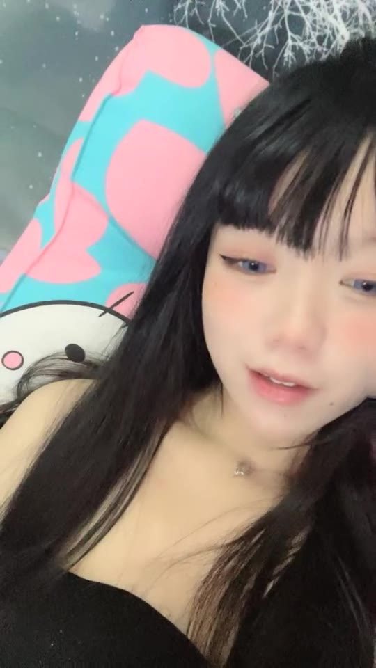 #福利姬 #R18 #录播 童颜美少女、稚嫩的娃娃音，小穴还是很粉的哦，大黑牛玩一下阴道就湿透了，叫声真骚！