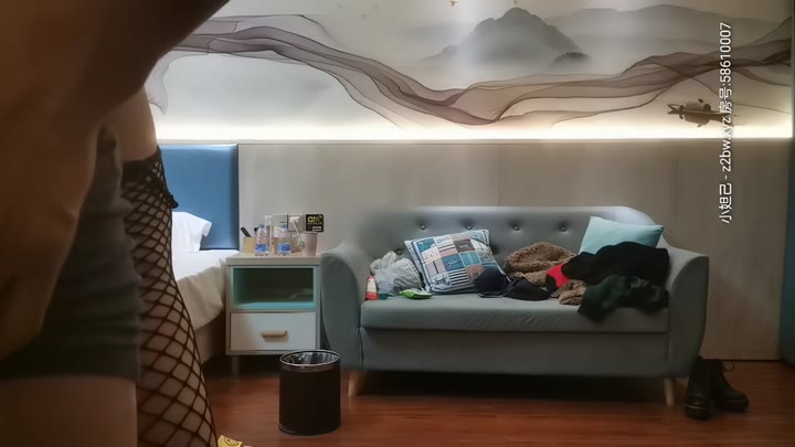 【#文轩探花】紧身皮裤装少妇，穿上连体网袜跳个小舞蹈助兴，镜头前口交后入大力猛呻吟娇喘