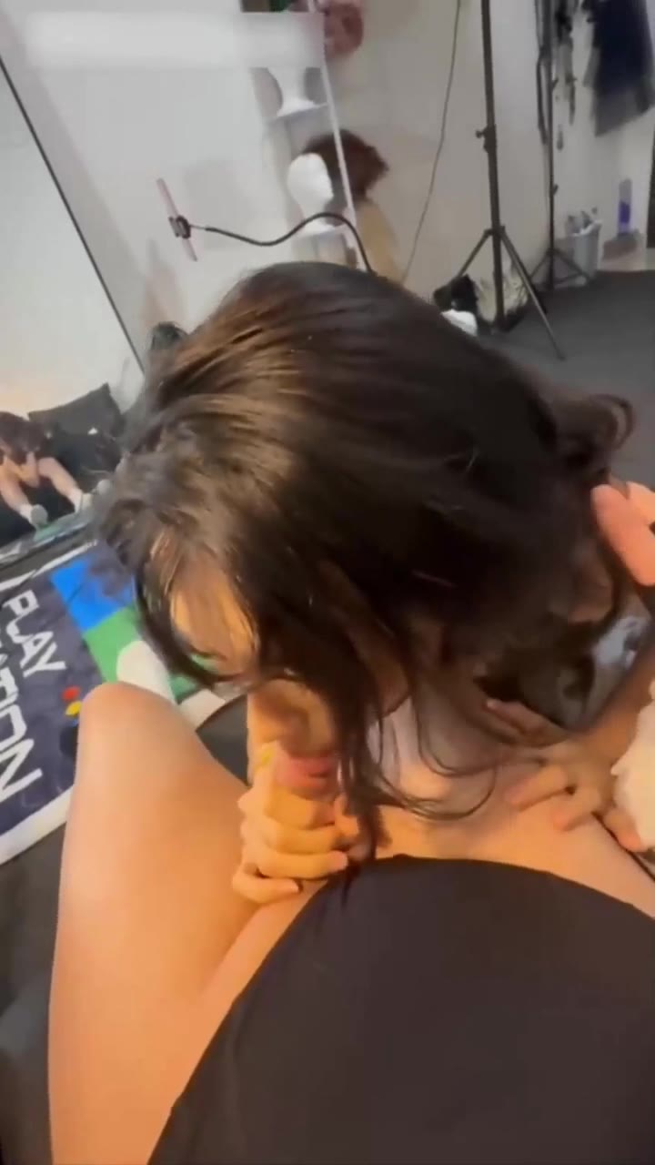 女装在家打飞机碰巧被小姨看到了！结果小姨主动用嘴巴帮我，还把下面给我操帮破处，没忍住跟小姨乱伦了。