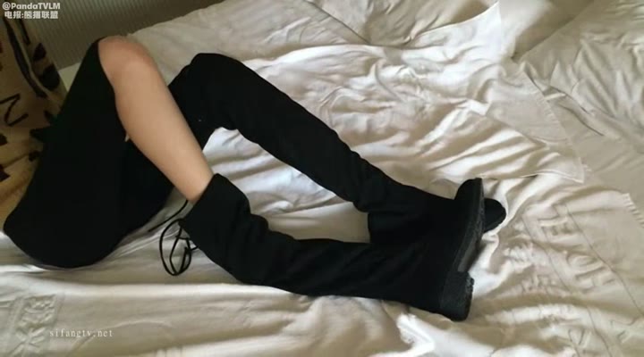 长筒靴鞋交完鞋交完后 脱下靴子用裸足继续足交