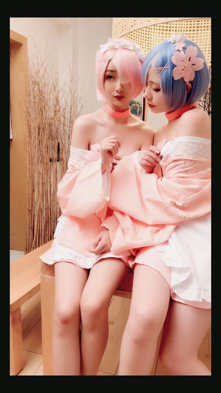 先给小萝莉涂抹一层香甜浓郁的奶油，重点照顾粉嫩的乳头，嗦一口奶香四溢。再放上几片新鲜北极贝覆盖在粉嫩多汁的肉鲍之上，光是看着就想一口吞下去...金发小萝莉cos金鱼模样实在太可爱了，娇小的身体和粉嫩的私处无不透露着纯洁与性感，简直让人血脉贲张。