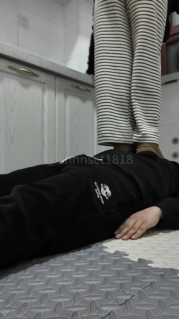 #足交 #嫩妹  精神小妹足交