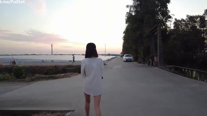 天花板露出狂人御姐【cikaimoon】大胆露出无视路人，在公园老头密集的地方直接露出奶子，全裸疯狂调戏路人