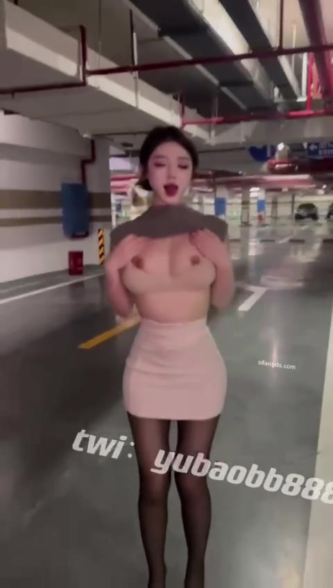 【极品推荐】反差母狗女神【瑜宝】停车场露出高价福利