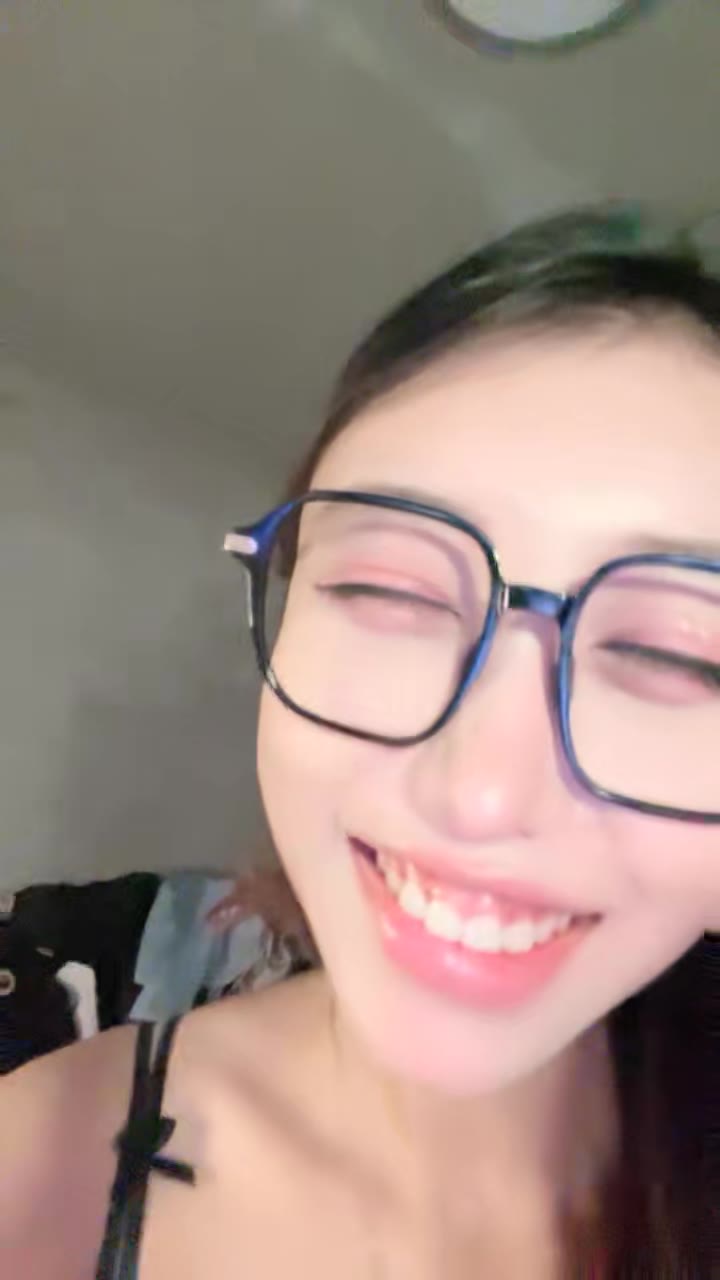 #主播 黑框眼镜极度淫骚小姐姐 细腰贫乳美腿 跳蛋塞穴摇摆