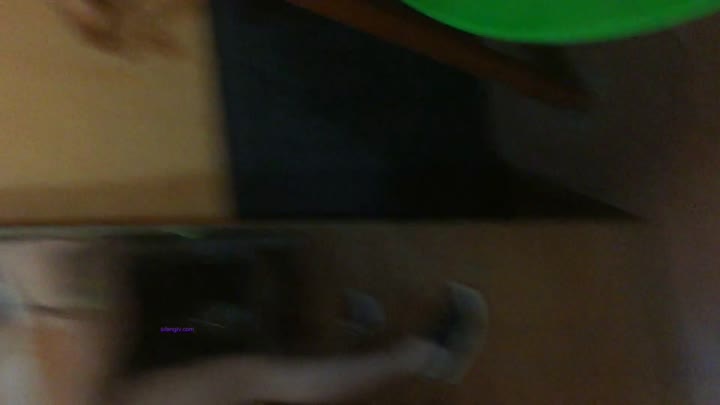 长相清纯的高中妹子与男友在酒店啪啪时被男友一直拿着手机录像，无套外射，浴室后入，镜子前特、全程露脸