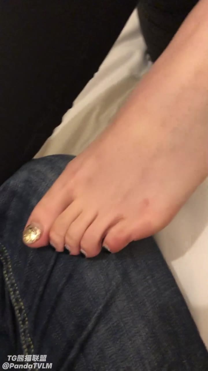 黑色牛仔裤皮靴 舔脚