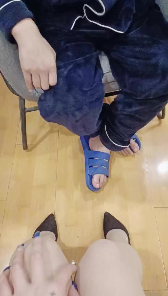 气质尤物轻熟女女神，先自慰再啪啪，无套操逼手持镜头最后内射