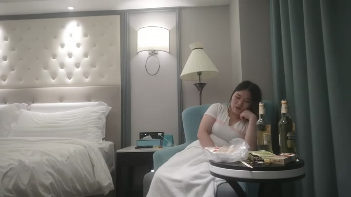 【#小马寻花】_约白衣牛仔短裤少妇啪啪，喝点小酒少妇乐开花，超近距离骑乘抽插，扶着大屁股后入猛操