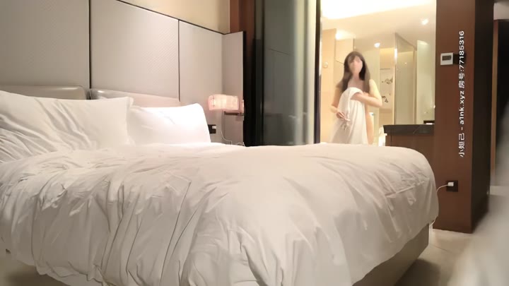 【#小宝寻花】极品无毛一线天肥逼，翘着屁股舔弄舌吻后入侧入猛操