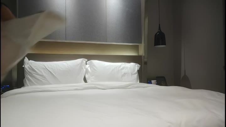 【#利哥探花】极品小萝莉，无毛粉穴让人爱不释手，青春胴体分外诱惑，暴力抽插征服她
