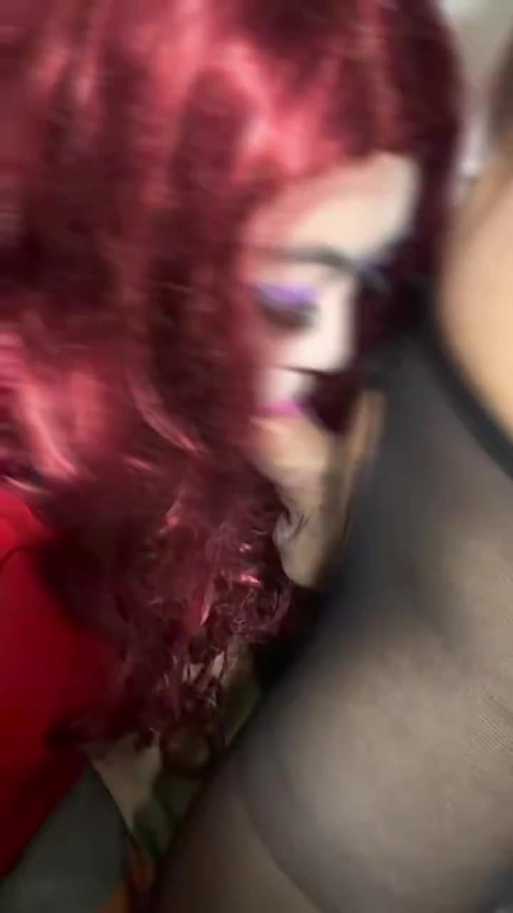 终于彻底放飞，把最后一丝羞耻心也撕碎了！化浓妆主动找老妖把我调教成下贱的丝袜人妖母狗～被按在床上，肉丝连裤袜后面直接被蛮横撕开一个大洞，粗硬肉棒对准那湿软的骚穴整根捅到底！隔着薄薄的丝袜疯狂抽插，从今以后，我就是彻头彻尾的丝袜雌堕贱货！只想天天穿着丝袜被操。